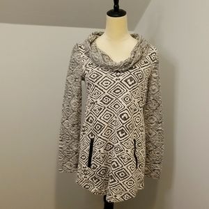 Anthropologie cow neck pocket sweater size medium black and white